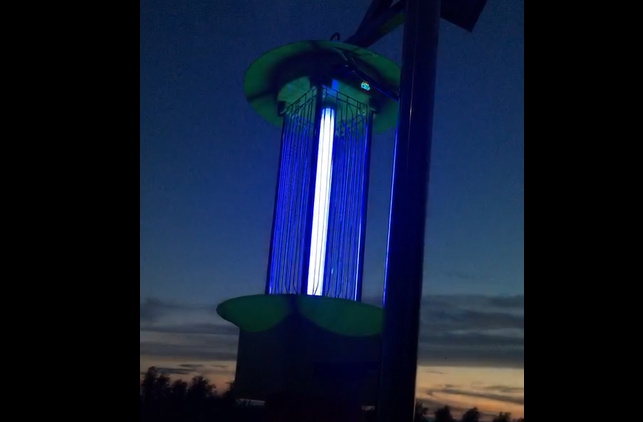 正在殺蟲的云飛太陽能殺蟲燈，夜空中最亮的星